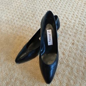 Proxy™ Black Woman Leather Pointed Toe Pumps